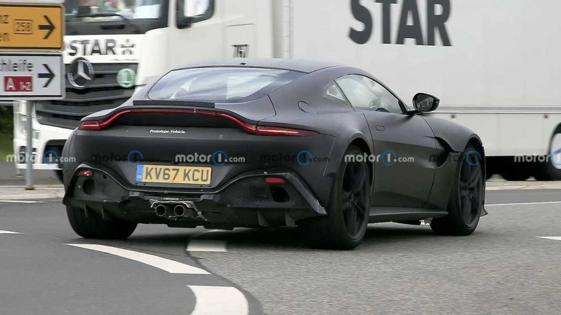 Астон Мартин Vantage 2022