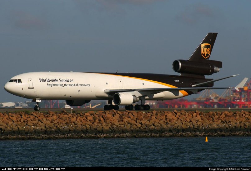 Самолет MCDONNELL Douglas MD-11