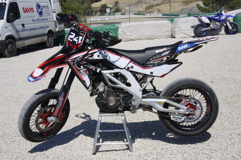 Aprilia супермото