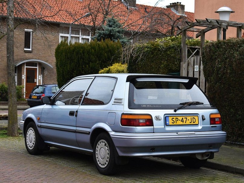 Toyota Corolla e90 хэтчбек