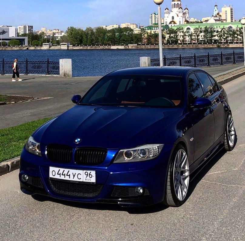 БМВ е90 синяя