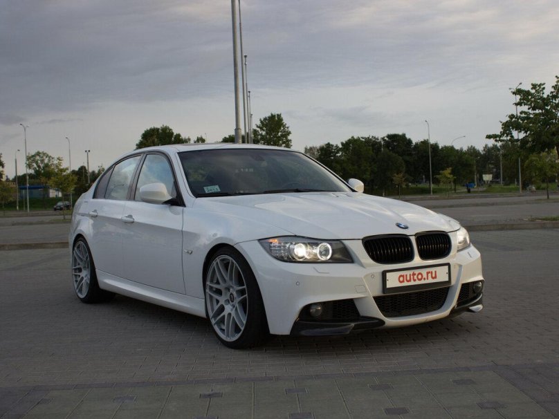 БМВ е90 белая