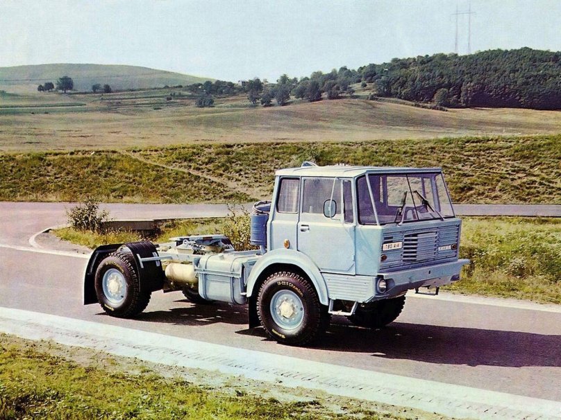 Tatra 813