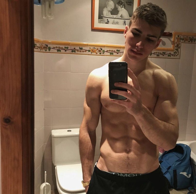 Парни с прессом селфи