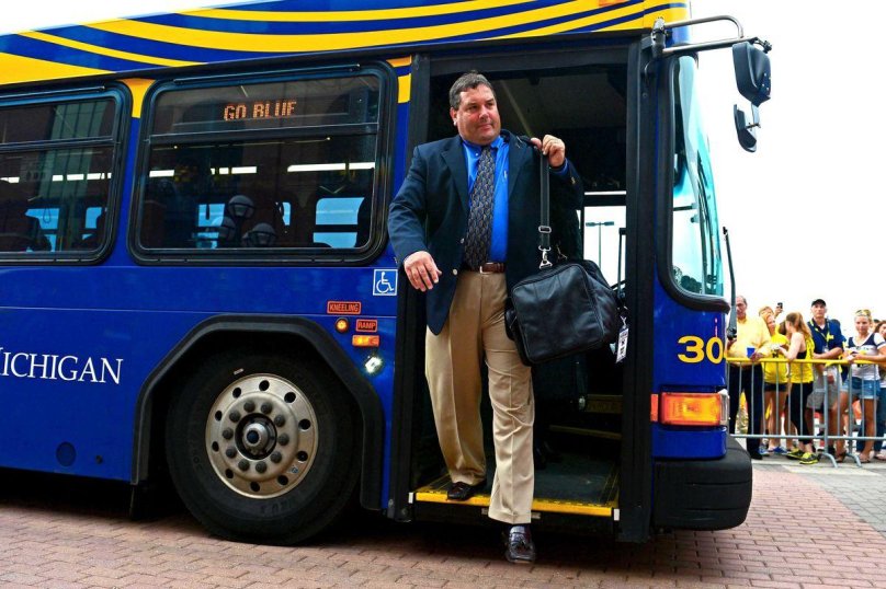 Люди выходят из автобуса