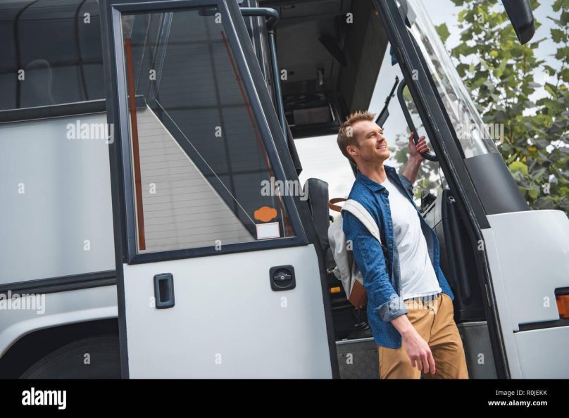 Парень выходит из автобуса