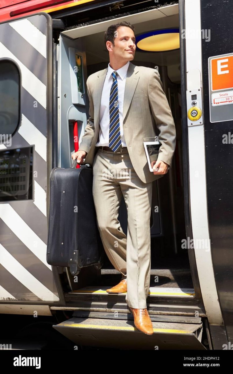 Парень выходит из автобуса