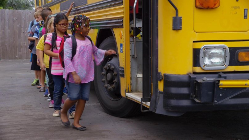 Девушка выходит из автобуса