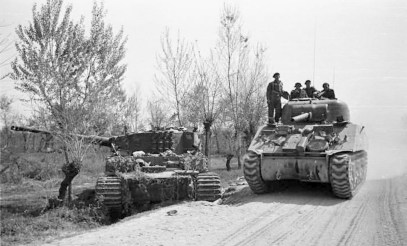 Шерман подбитый тигром