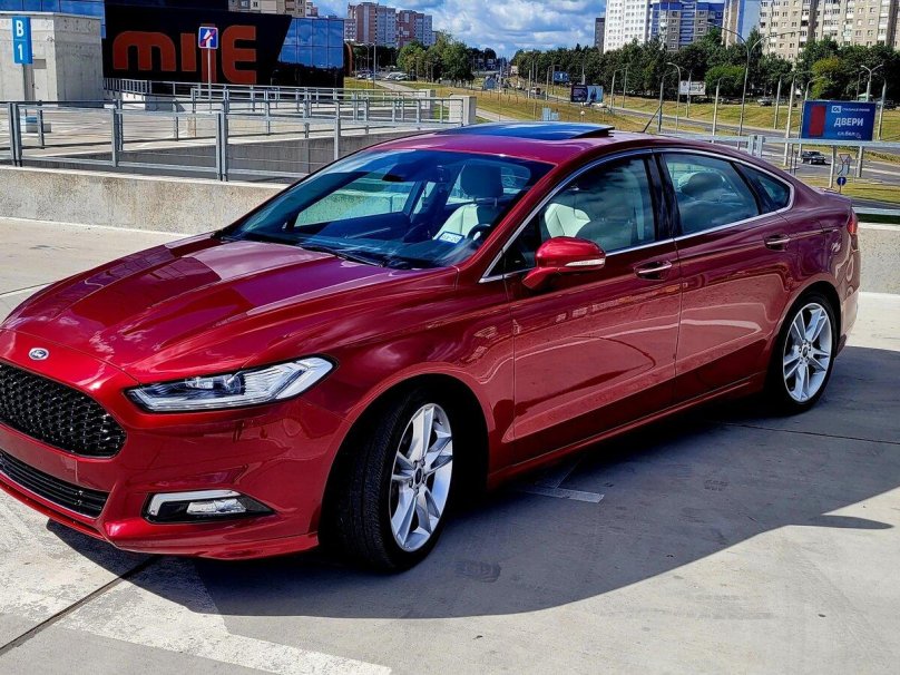 Ford Fusion North America красный