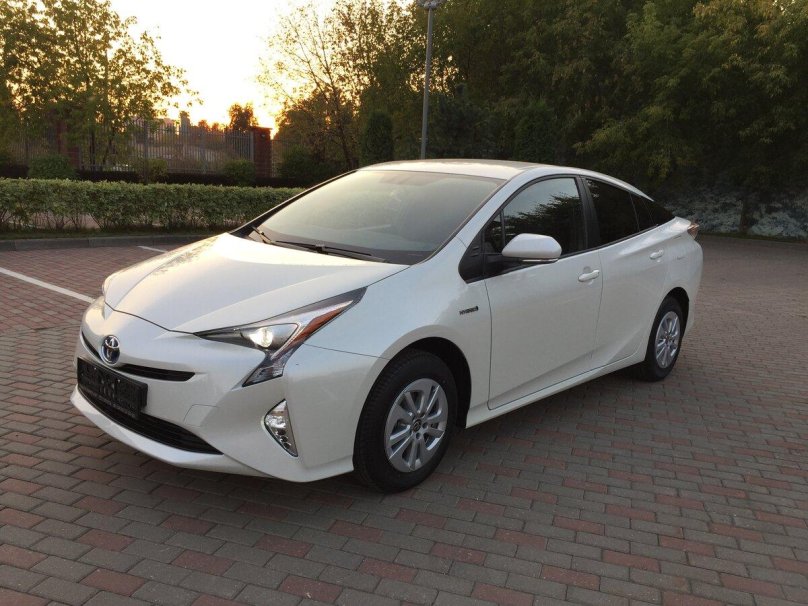 Тойота Приус 50 белая