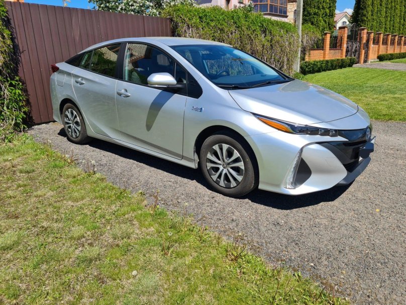 Тойота Приус Прайм 2021