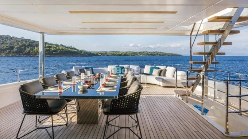 Яхта Custom line 120