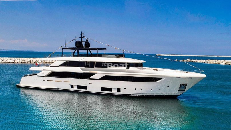 Яхта Custom line 120