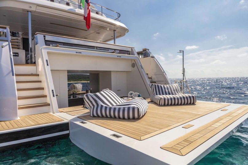 Яхта Custom line 120