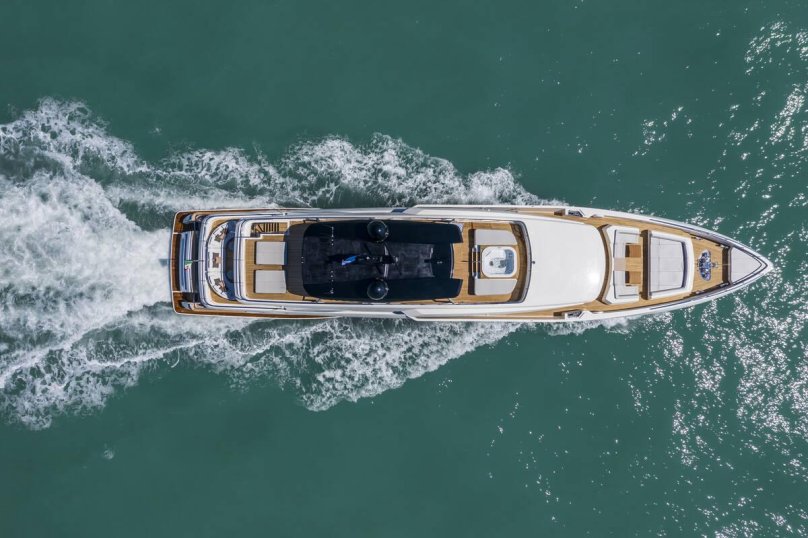 Яхта Custom line 120