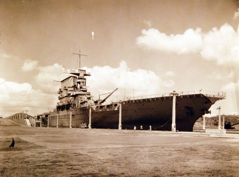 Авианосец в панамском канале