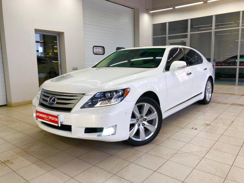 Белый Лексус лс 600