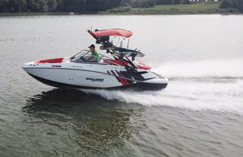 BRP Challenger 210 Wake