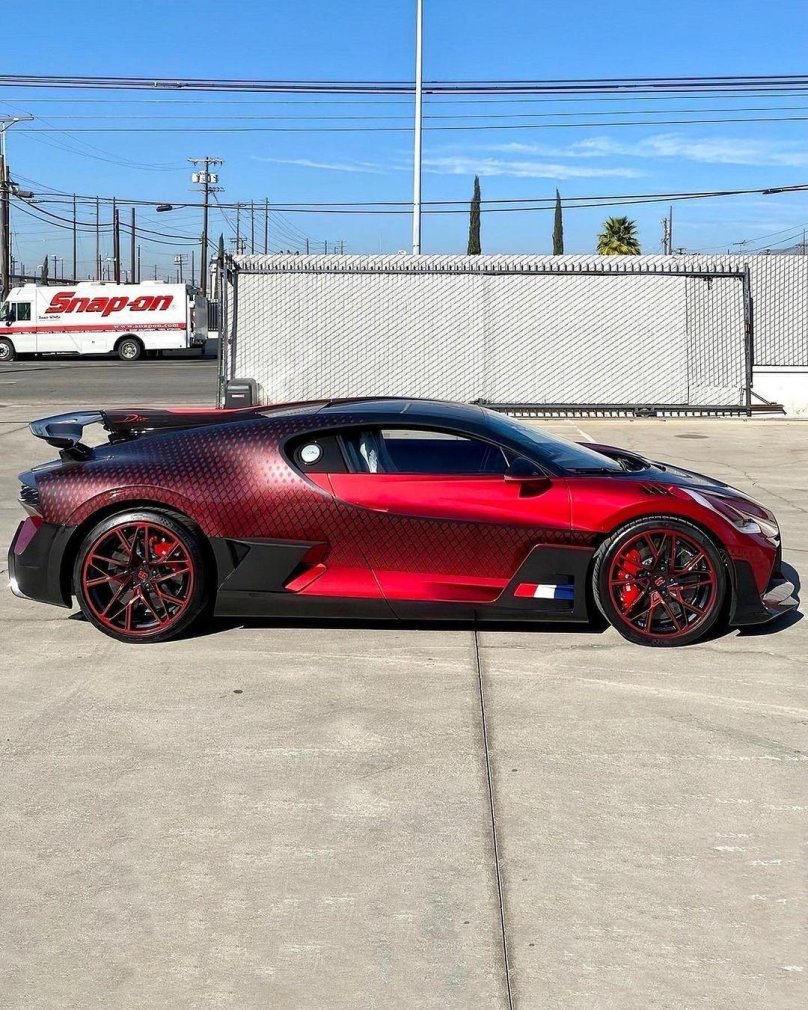 Гиперкар Бугатти диво