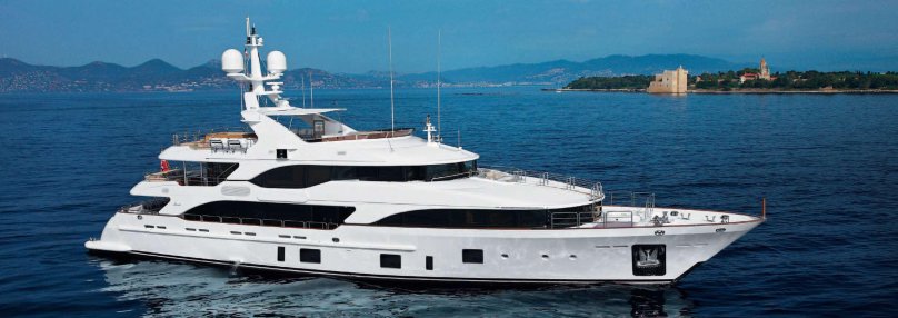 Яхта Бенетти 140