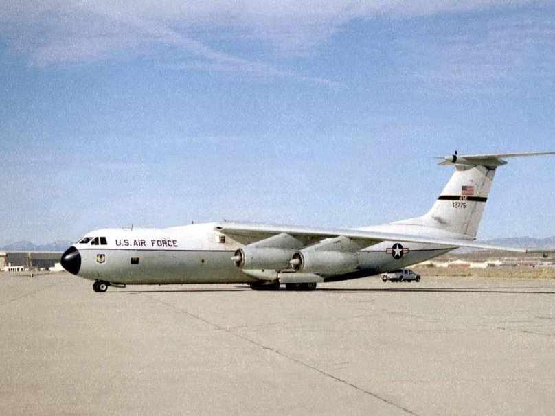 Самолет c 141