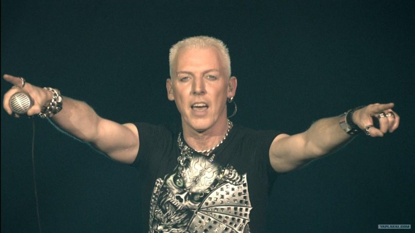 Солист группы скутер