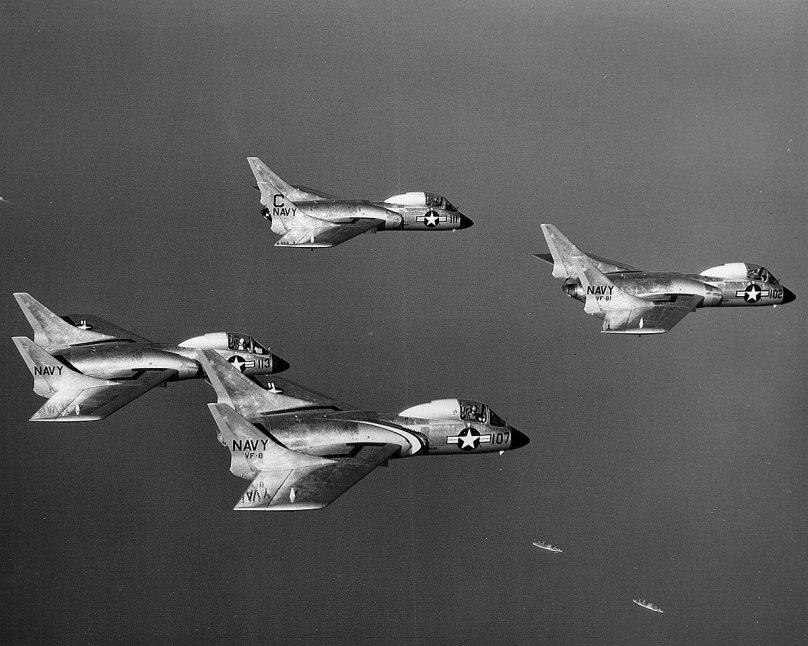 Истребителями f7u «Cutlass»