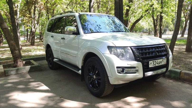 Белый тонированный Мицубиси Паджеро спорт