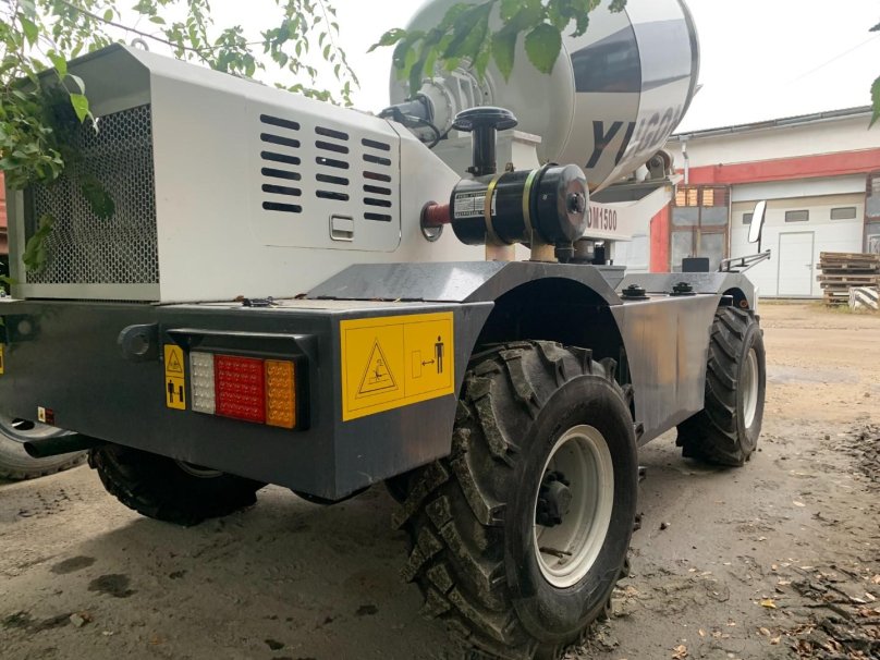 Самоходная бетоносмесительная машина Yugong sdm800