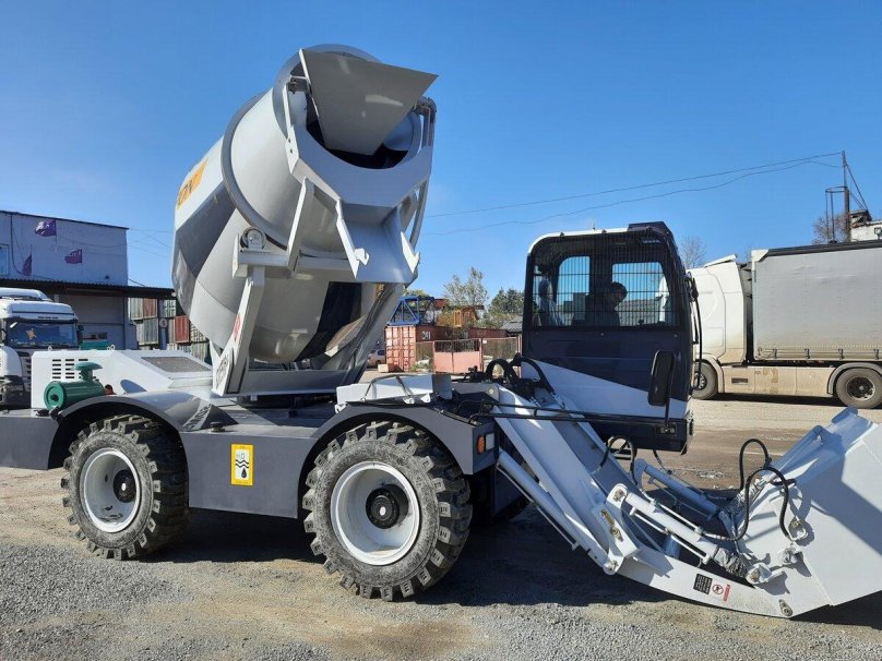 Автобетоносмеситель с самозагрузкой