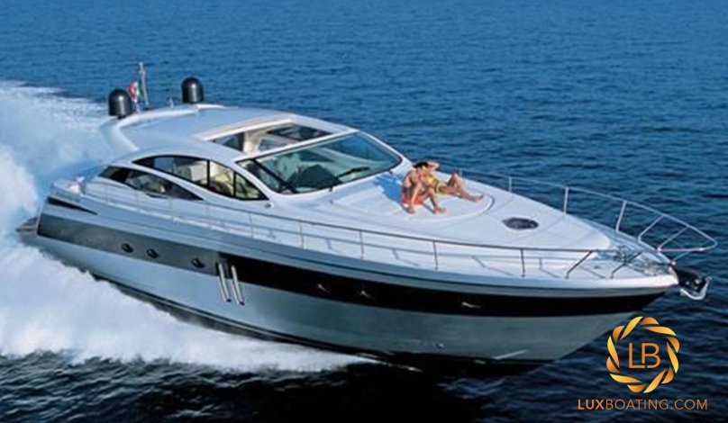 Яхта в Средиземном море