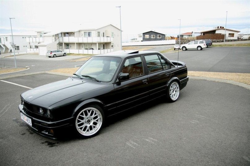 БМВ е30 черная