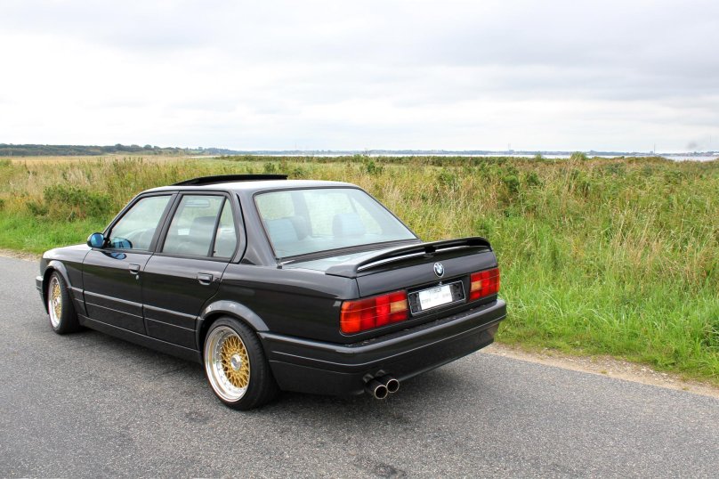 BMW e30 sedan