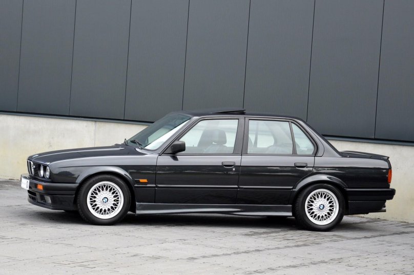 BMW e30 sedan