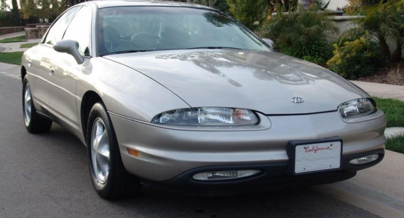 Олдсмобиль Аврора 1995