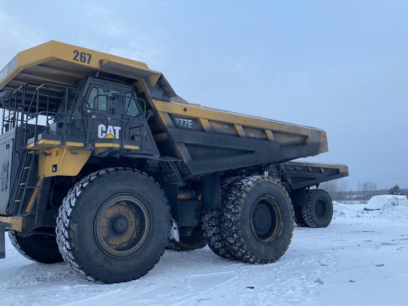 Карьерный самосвал Катерпиллер 777