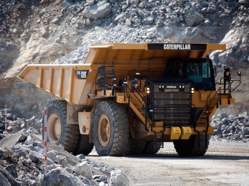 Карьерный самосвал Катерпиллер