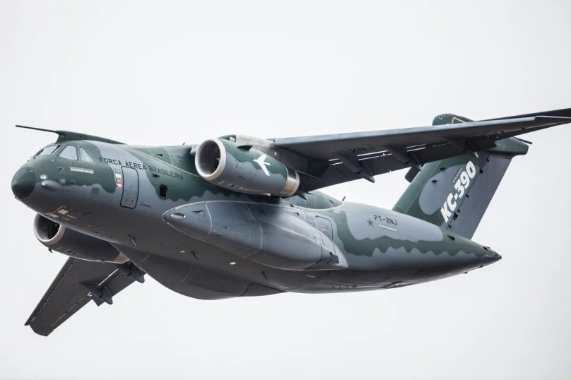 Военно-транспортный самолёт Embraer c-390 Millennium.