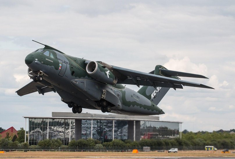 Самолет Embraer Kc-390