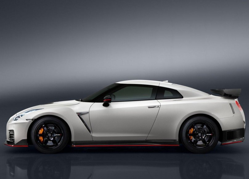 Nissan GTR r35 сбоку