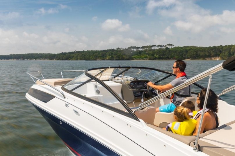 Каютный катер Bayliner