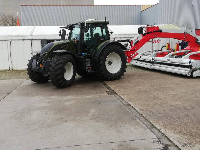 Valtra трактор карбон