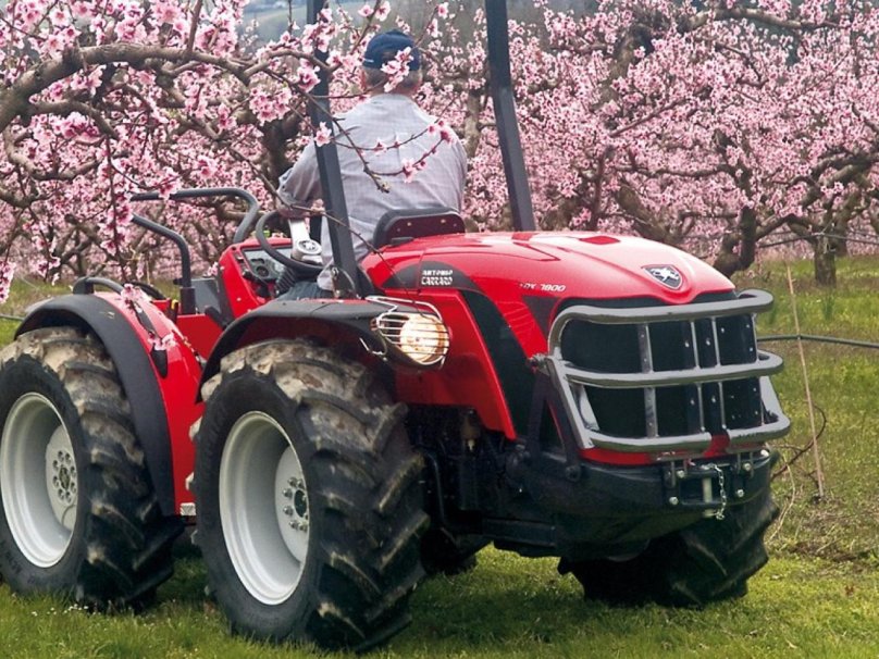 Трактор Антонио Карраро 9900