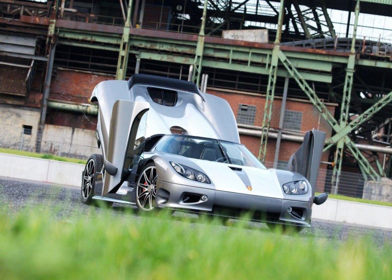 Грузовик Koenigsegg для перевозки