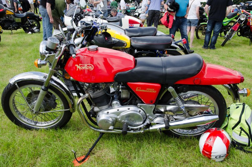 Norton Commando 1975