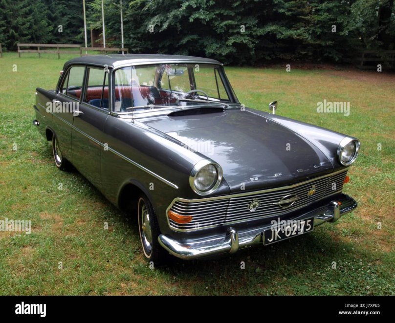 Серый Опель старый