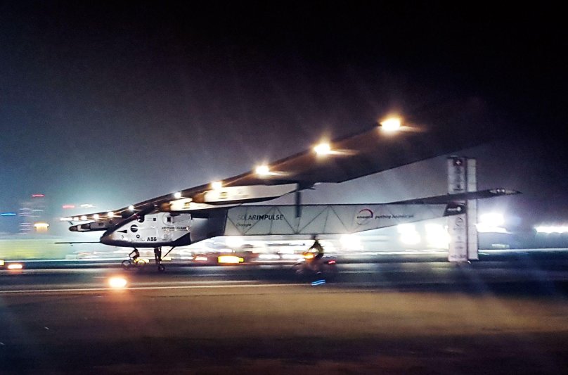 Самолет на солнечных батареях