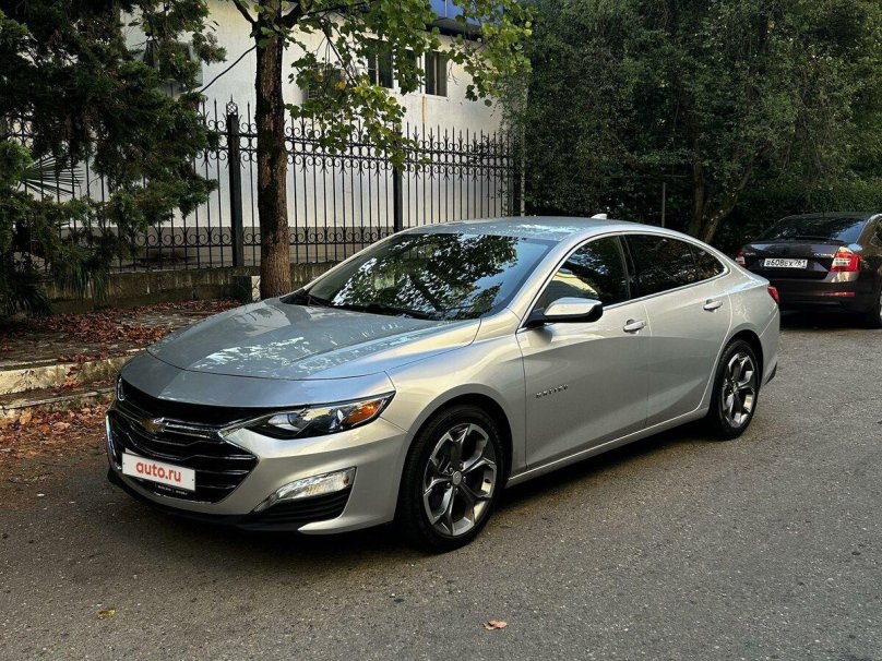 Chevrolet Malibu 2020 черная решетка