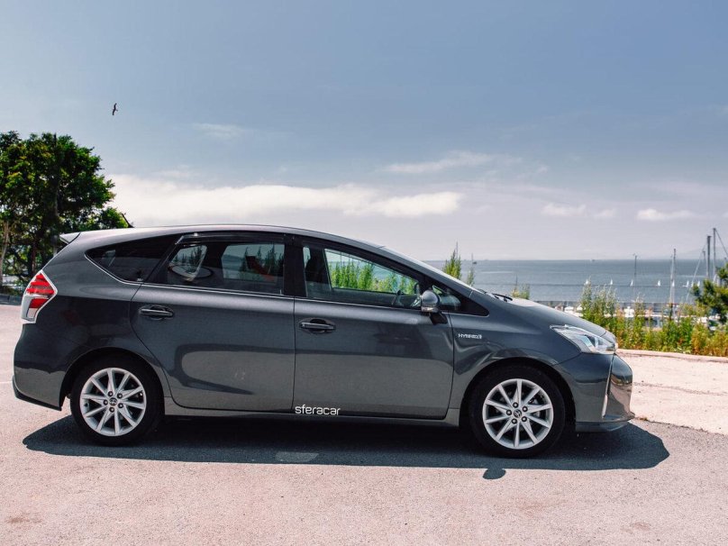 Toyota Prius Alpha 2014